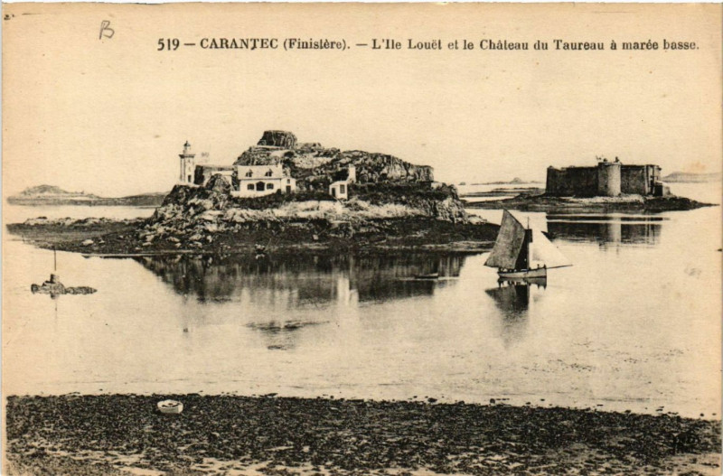 Carte postale ancienne Carantec (Finistere) - L'Ile Louét et le Chateau du Taureau à Carantec