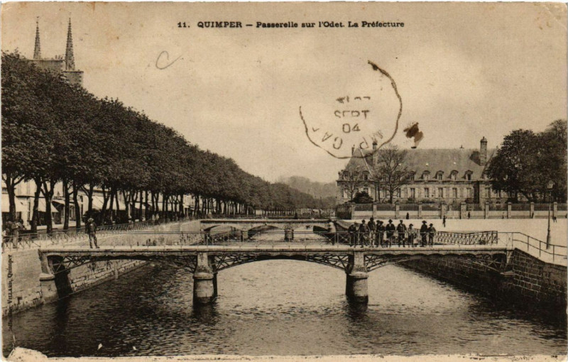 Carte postale ancienne Quimper - Passerelle sur l'Odet. La Préfecture à Quimper