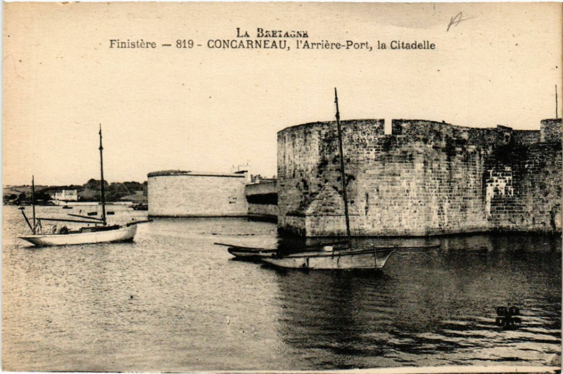 Carte postale ancienne La Bretagne - Finistere - Concarneau l'Arriere-Port la Citadelle à Concarneau