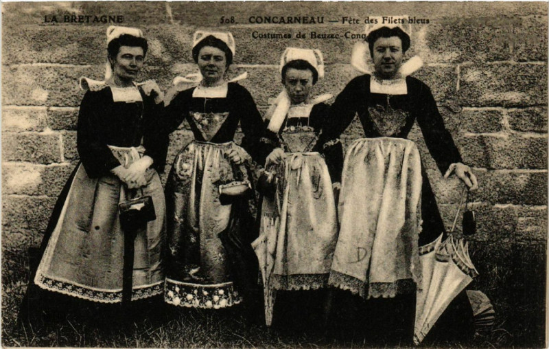 Carte postale ancienne La Bretagne - Concarneau - Fete des Filets bleus - Costume de à Concarneau