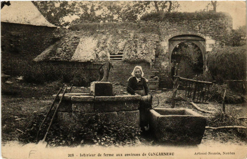 Carte postale ancienne Intérieur de ferme aux Env. de Concarneau à Concarneau