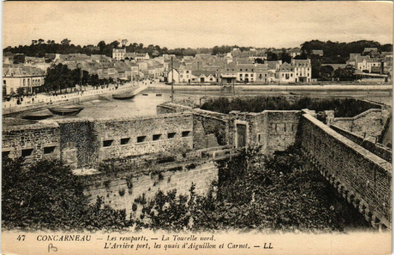 Carte postale ancienne Concarneau Les remparts La Tourelle nord. L'Arrivée port les... à Concarneau
