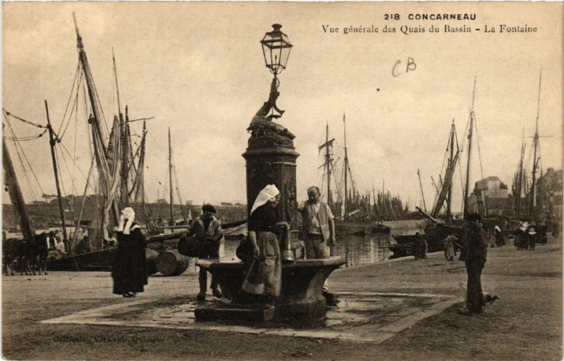 Carte postale ancienne Concarneau - Vue générale des Quais du Bassin La Fontaine à Concarneau
