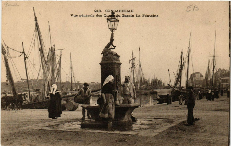 Carte postale ancienne Concarneau - Vue générale des Quais du Bassin La Fontaine à Concarneau
