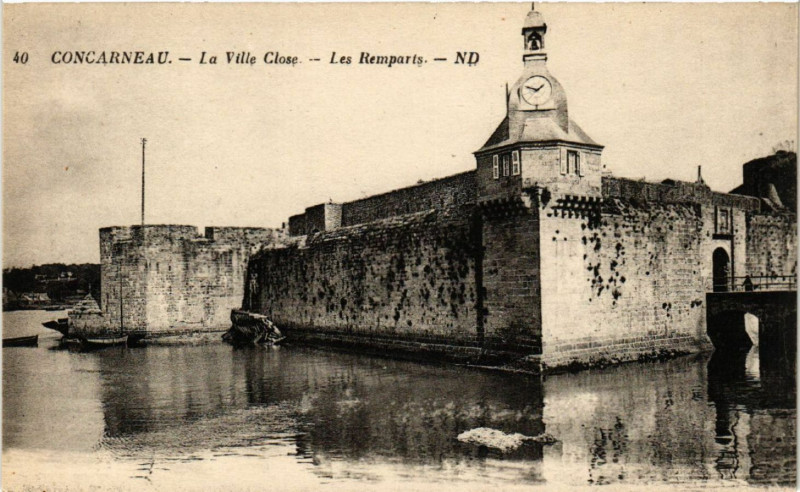 Carte postale ancienne Concarneau - La Ville Close - Les Remparts à Concarneau