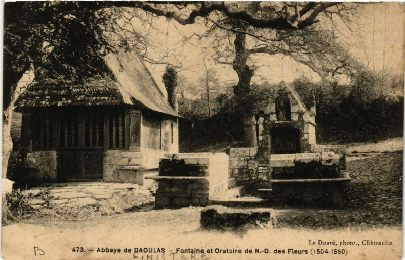 Carte postale ancienne Abbaye de Daoulas Fontaine et Oratoire de N.-D. des Fleurs (1504 à Daoulas