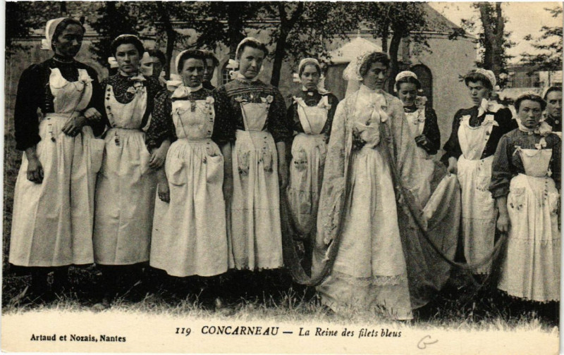 Carte postale ancienne Concarneau - La Reine des filets bleus à Concarneau