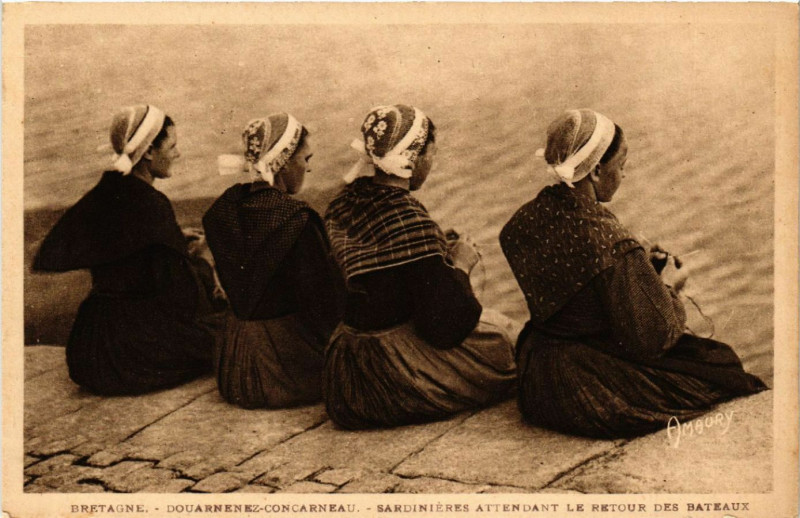 Carte postale ancienne Bretagne - Douarnenez-Concarneau - Sardinieres attendant le retour à Douarnenez