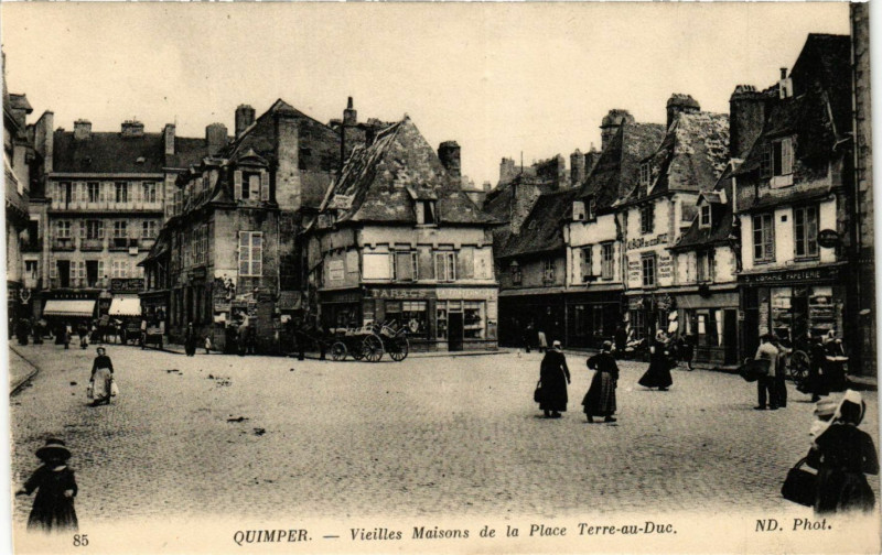 Carte postale ancienne Quimper - Vieilles Maisons de la Place Terre-au-Duc à Quimper