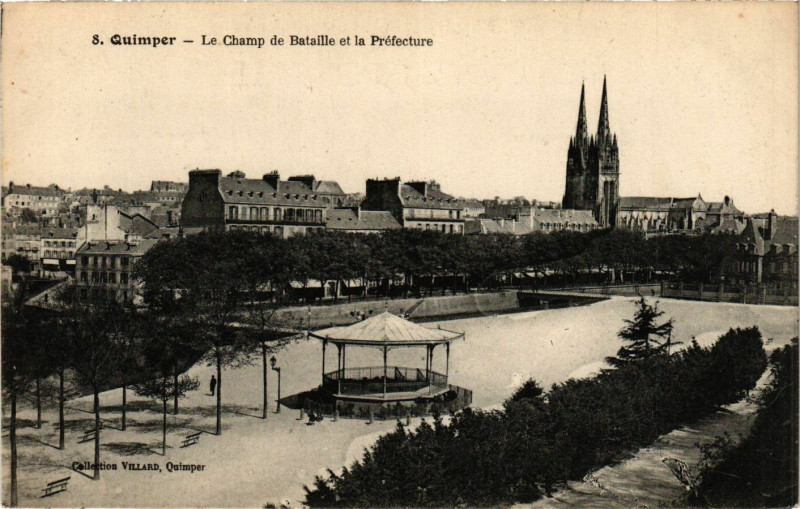 Carte postale ancienne Quimper - Le Champ de Bataille et la Prefecture à Quimper