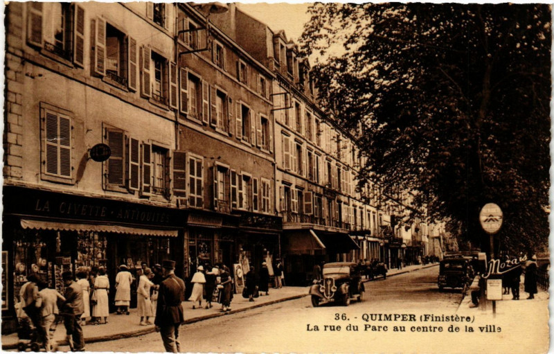 Carte postale ancienne Quimper - La rue du Parc au centre de la ville à Quimper