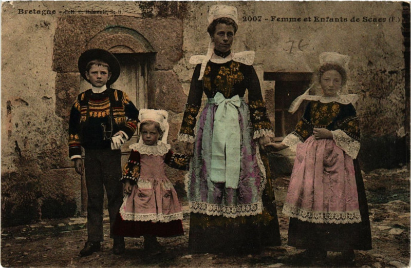 Carte postale ancienne Scaer - Femme et Enfants de Scaer à Scaër
