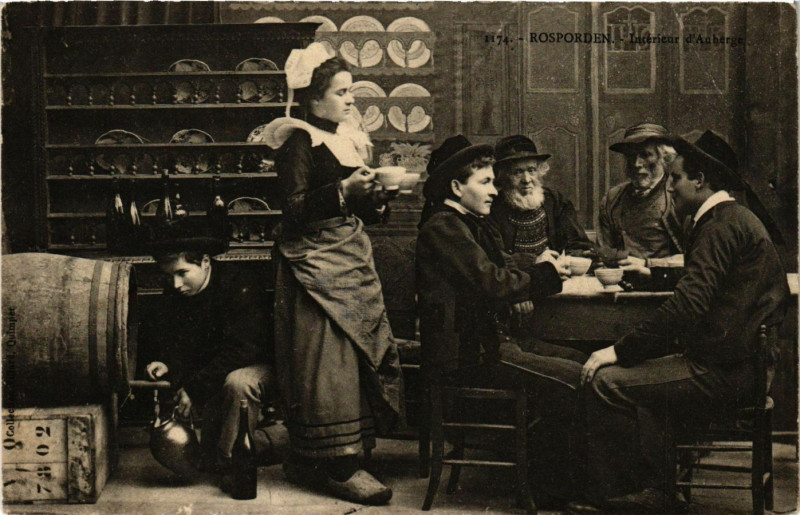 Carte postale ancienne Rosporden - Interieur d'Auberge à Rosporden