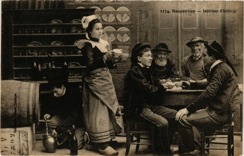 Carte postale ancienne Rosporden - Interieur d'Auberge à Rosporden