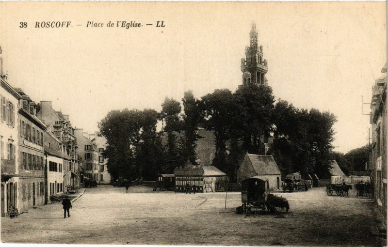 Carte postale ancienne Roscoff - Place de l'Eglise à Roscoff