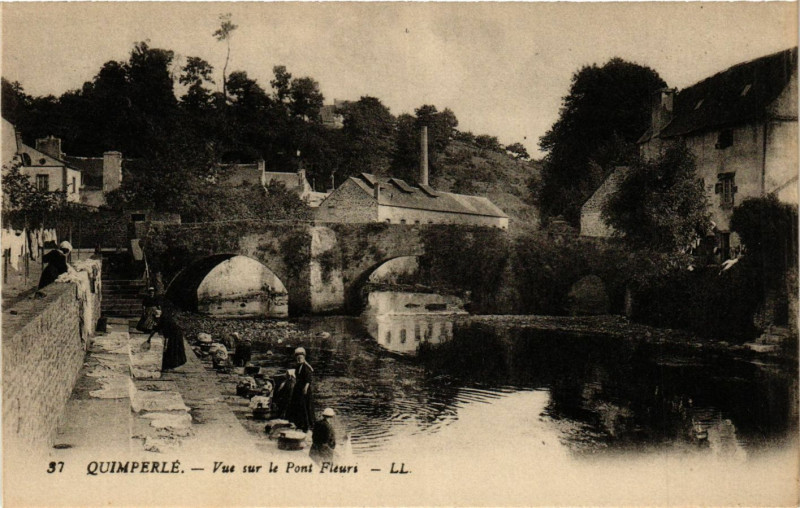 Carte postale ancienne Quimperle - Vue sur le Pont Fleuri à Quimperlé
