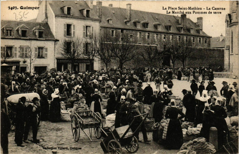Carte postale ancienne Quimper - La Place St-Mathieu - La Caserne - Le Marché à Quimper