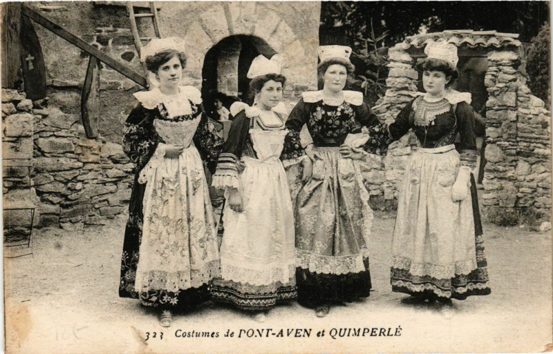 Carte postale ancienne Pont-Aven - Costumes de Pont-Aven et Quimperle à Pont-Aven