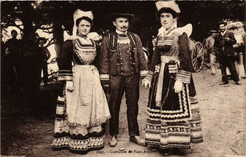 Carte postale ancienne Pont-Aven - Costumes de Pont-Aven à Pont-Aven