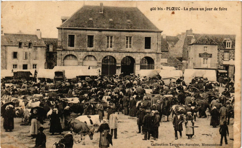 Carte postale ancienne Ploeuc - La Place un jour de foire