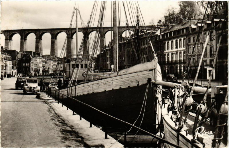 Carte postale ancienne Morlaix - Le Quai de Treguier et le Viaduc à Morlaix