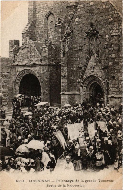 Carte postale ancienne Locronan - Pelerinage de la grande Tromenie à Locronan