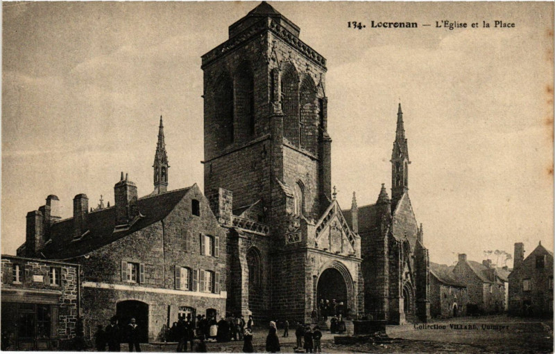Carte postale ancienne Locronan - L'Eglise et la Place à Locronan