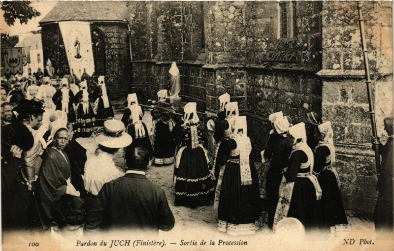 Carte postale ancienne Le Juch - Pardon du Juch - Sortie de la Procession au Juch
