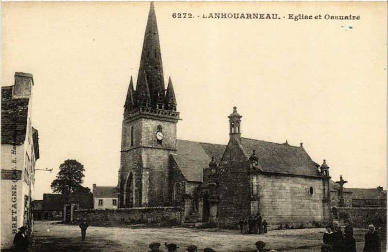 Carte postale ancienne Lanhouarneau - Eglise et Ossuaire à Lanhouarneau