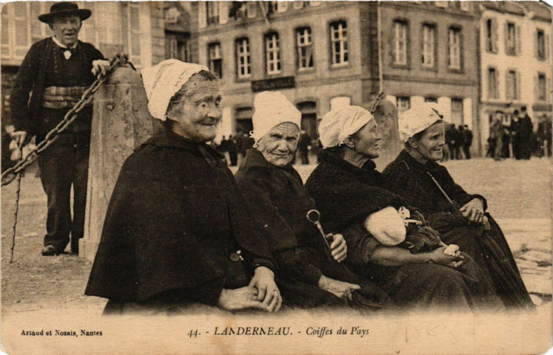 Carte postale ancienne Landerneau - Coiffes du Pays à Landerneau