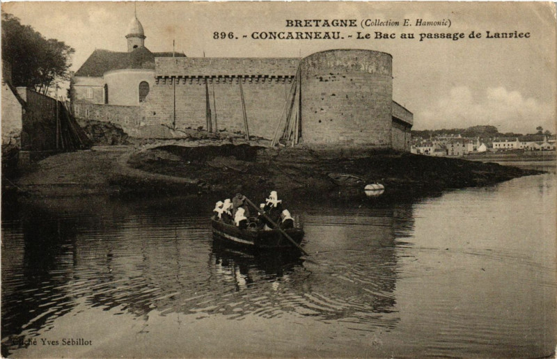Carte postale ancienne Concarneau - Le Bac au passage de Lanriec à Concarneau