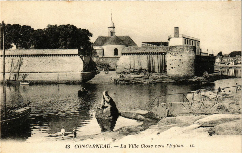 Carte postale ancienne Concarneau - La Ville Close vers l'Eglise à Concarneau