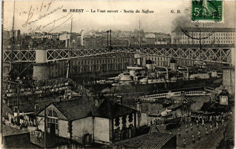 Carte postale ancienne Brest - Le Pont ouvert - Sortie du Suffren à Brest