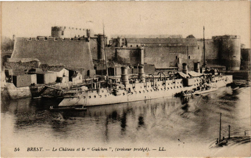 Carte postale ancienne Brest - Le Chateau et le Guichen - croiseur protege à Brest