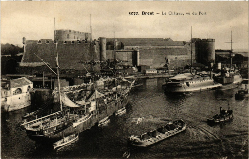 Carte postale ancienne Brest - Le Chateau - vu du Port à Brest
