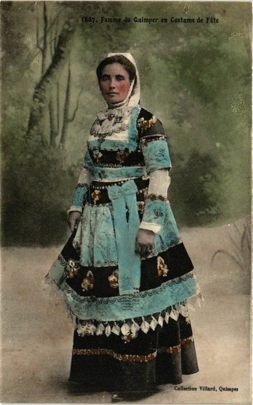 Carte postale ancienne Quimper - Femme de Quimper en Costume de Fete à Quimper