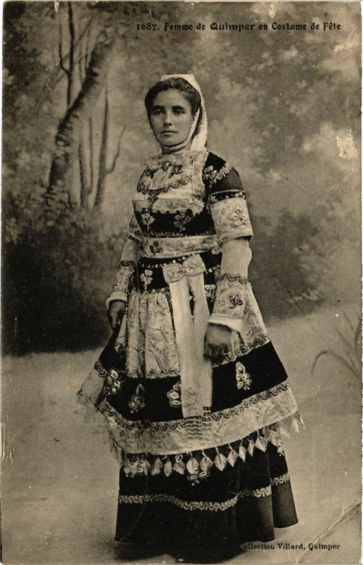 Carte postale ancienne Quimper - Femme de Quimper en Costume de Fete à Quimper
