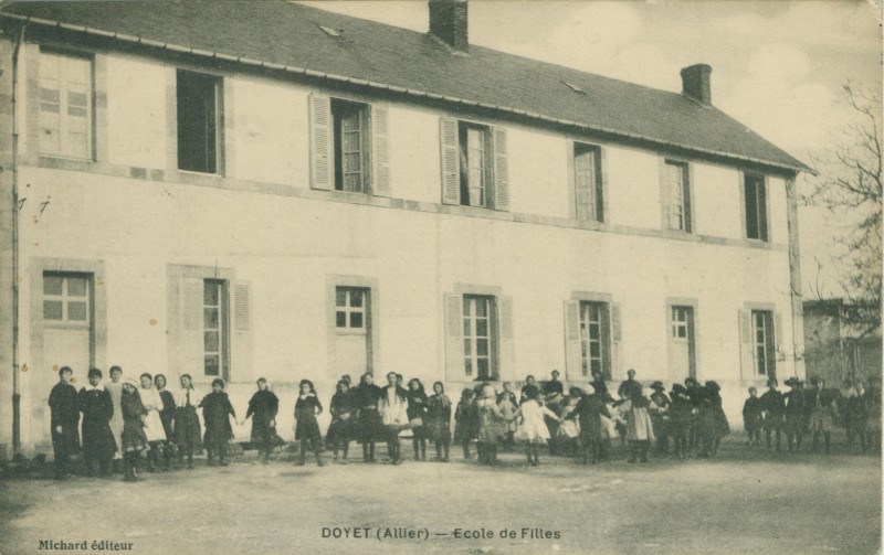 Carte postale ancienne Ecole de Filles à Doyet