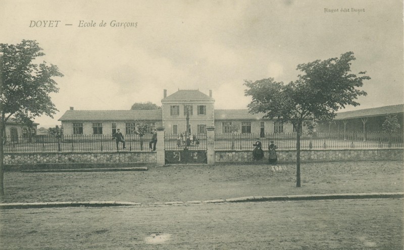 Carte postale ancienne Ecole de Garçons à Doyet