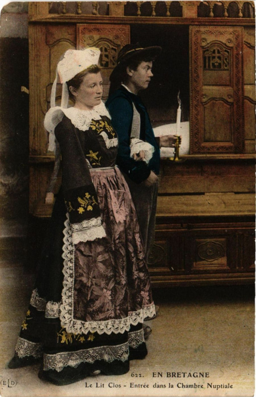 Carte postale ancienne Le Lit Clos - Entrée dans la Chambre Nuptiale