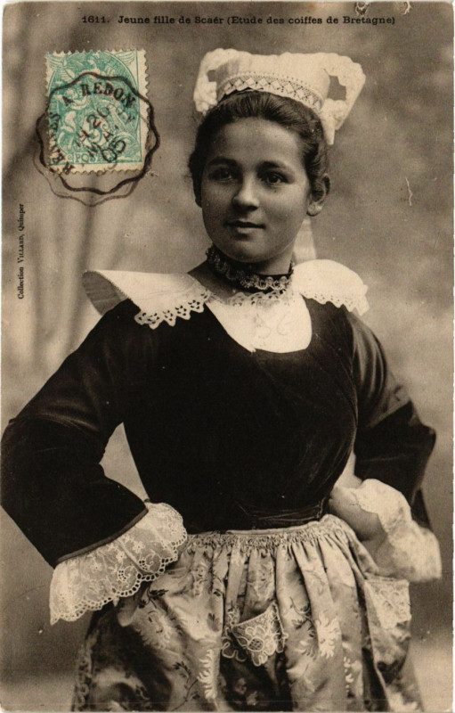 Carte postale ancienne Folklore Jeune Fille de Quimperlé Etude des Coiffes de Bretagne à Scaër