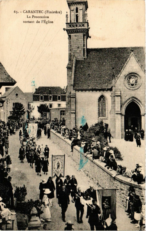 Carte postale ancienne Carantec - La Procession sortant de l'Eglise à Carantec