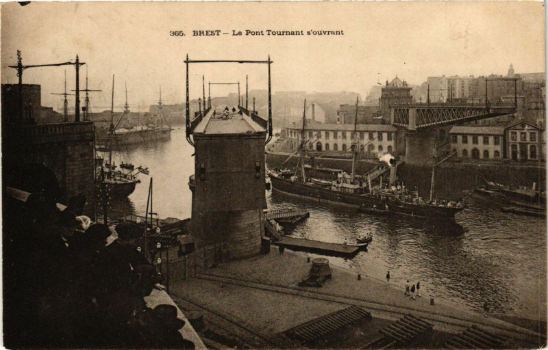 Carte postale ancienne Brest - Le Pont Tournant s'ouvrant à Brest