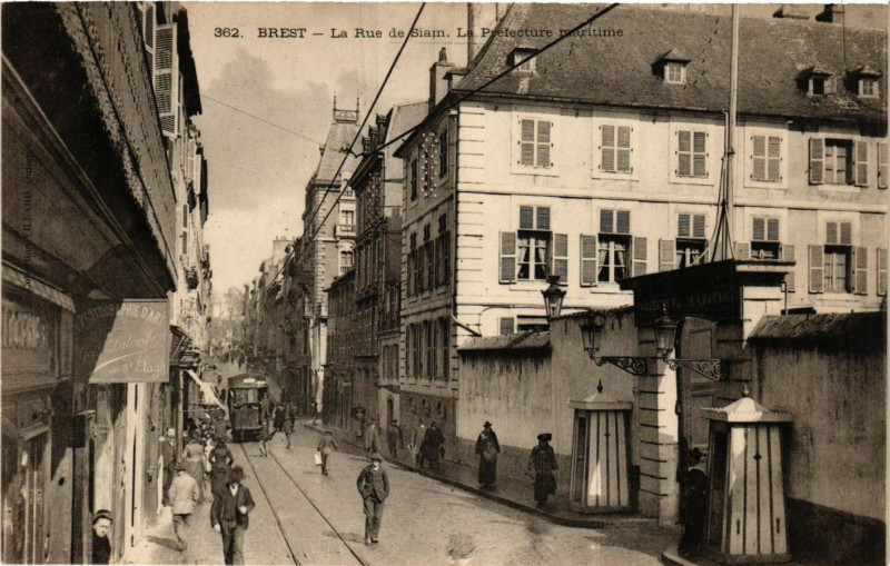 Carte postale ancienne Brest - La Rue de Siam - La Prefecture maritime à Brest
