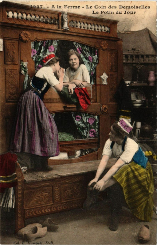 Carte postale ancienne A la Ferme - Le Coin des Demoiselles - Le Potin du Jour