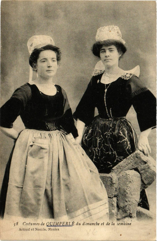 Carte postale ancienne Quimperle - Costumes du dimanche et de la semaine à Quimperlé