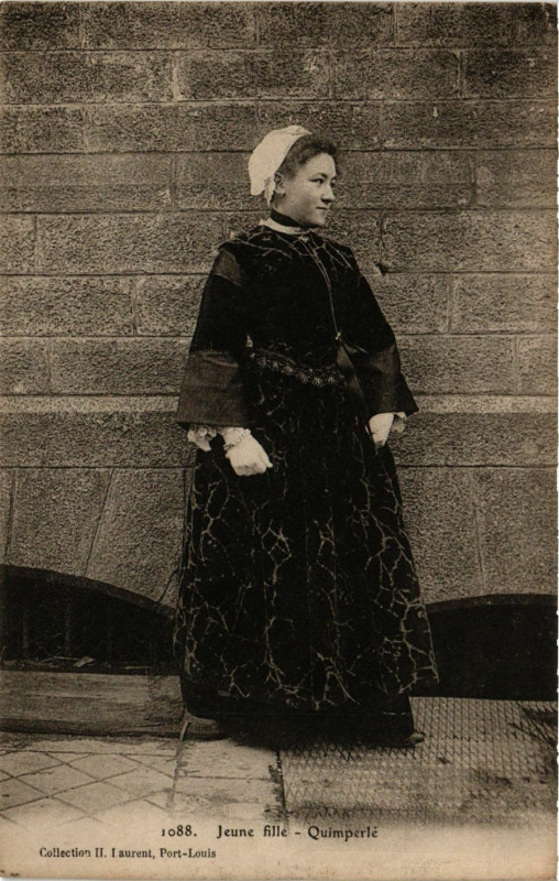 Carte postale ancienne Quimperle - Jeune Fille à Quimperlé