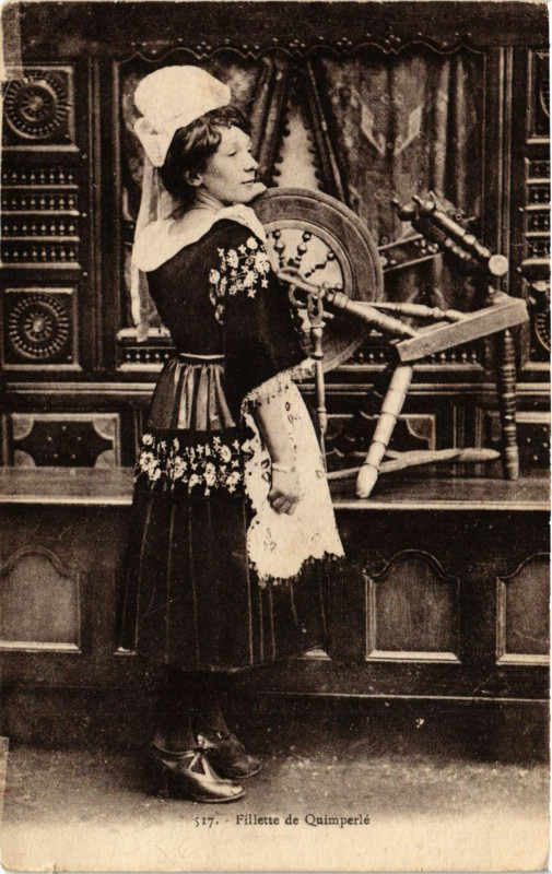 Carte postale ancienne Quimperle - Fillette à Quimperlé