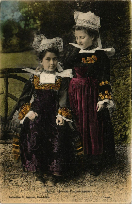 Carte postale ancienne Pont-Aven - Jeunes Pont-AVENaises à Pont-Aven