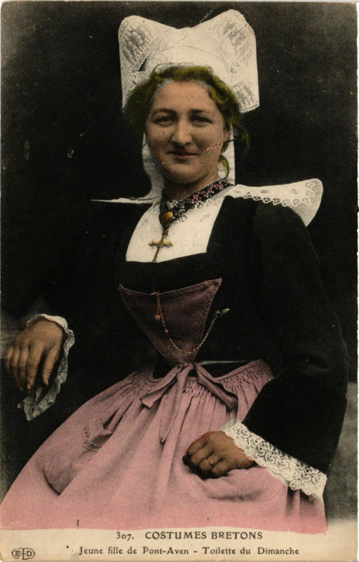 Carte postale ancienne Pont-Aven - Jeune fille de Pont-Aven à Pont-Aven